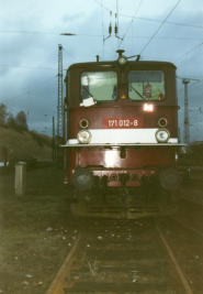 21.01.2002 171.012-8 vor dem Lokschuppen des Bw Blankenburg