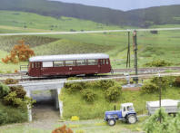 der Triebwagen von Calbe wartet am Einfahrtsignal der Kanonenbahn