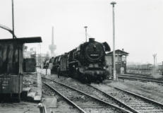 abgestellte Dampfloks mit 44.2504-7 im Kohlegleis