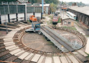 Blick vom Schuppendach auf Drehscheibe und Achssenke