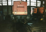 201.619-4 unter dem 2 Tonnen-Kran auf dem Schuppengleis 4