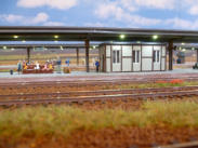 das Aufsichtsgebude auf dem Bahnsteig Gleis 6/7 noch ohne Empfangsgebude im Hintergrund