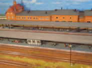 Empfangsgebude und die Bahnsteige Gleis 3 bis 7