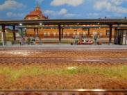 Bahnsteig Gleis 6/7 und das Empfangsgebude im Hintergrund