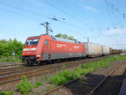 101.005-7 mit gemischten Gterzug nach Halle