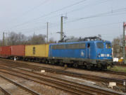 140.038-0 der Press mit einem Containerzug nach Halle